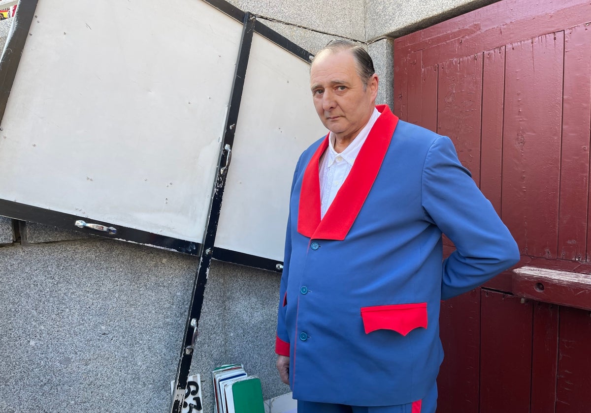 Alejandro con su tablilla y su uniforme azul