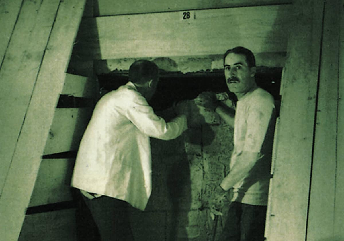 Howard Carter, durante la apertura de la tumba de Tutankamón