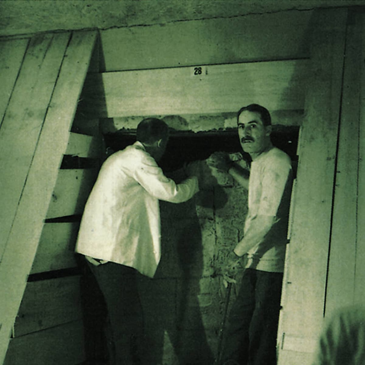 Howard Carter, durante la apertura de la tumba de Tutankamón
