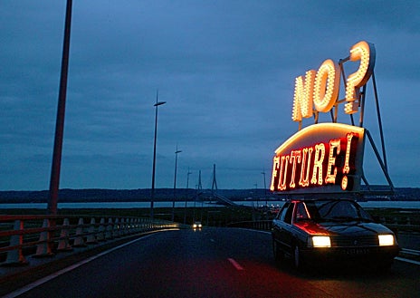 Imagen secundaria 1 - De arriba abajo, 'L'Avenir' (2011); 'N0?, Future!' (2006); y participación española en Venecia en 2017: 'Join us!'