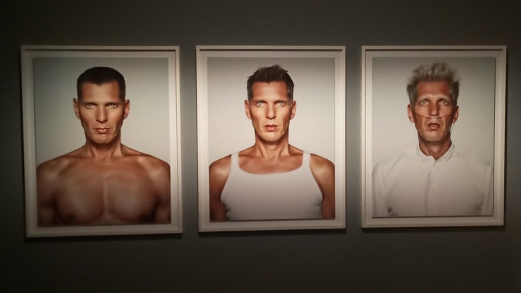 Tres autorretratos de Erwin Olaf que cuelgan al comienzo de la exposición