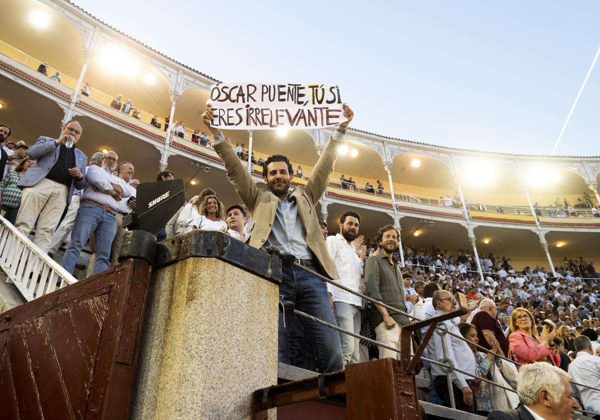 Un aficionado de Las Ventas levanta una pancarta contra Óscar Puente