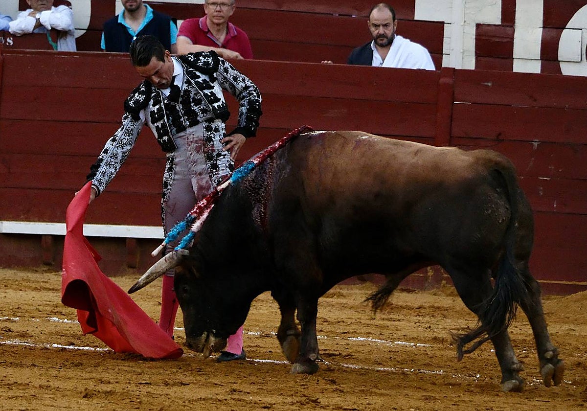 José María Manzanares construyó una faena maciza y rotunda con el bravo sexto