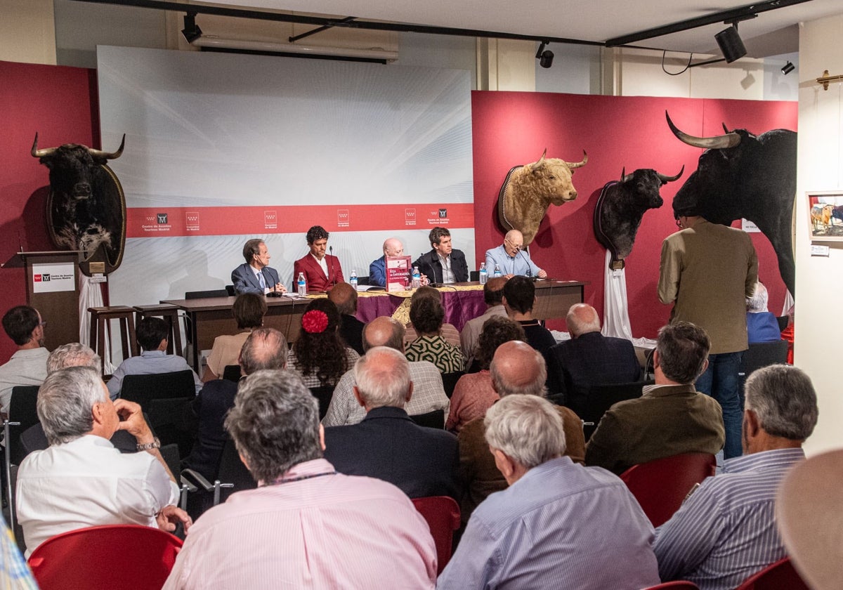 Presentación del libro, con la sala llena