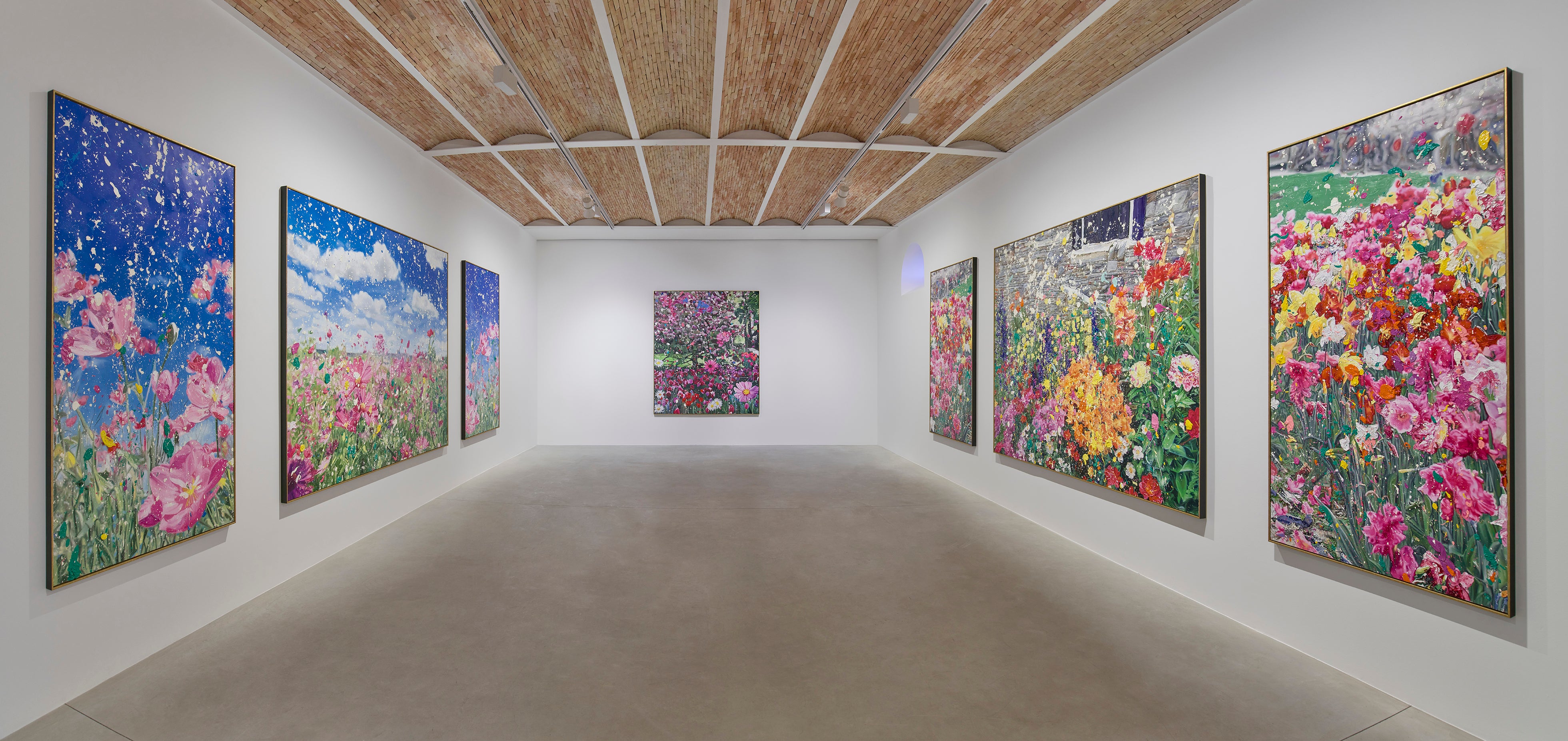 Vista de la instalación, 'Damien Hirst La luz que brilla' en Château La Coste