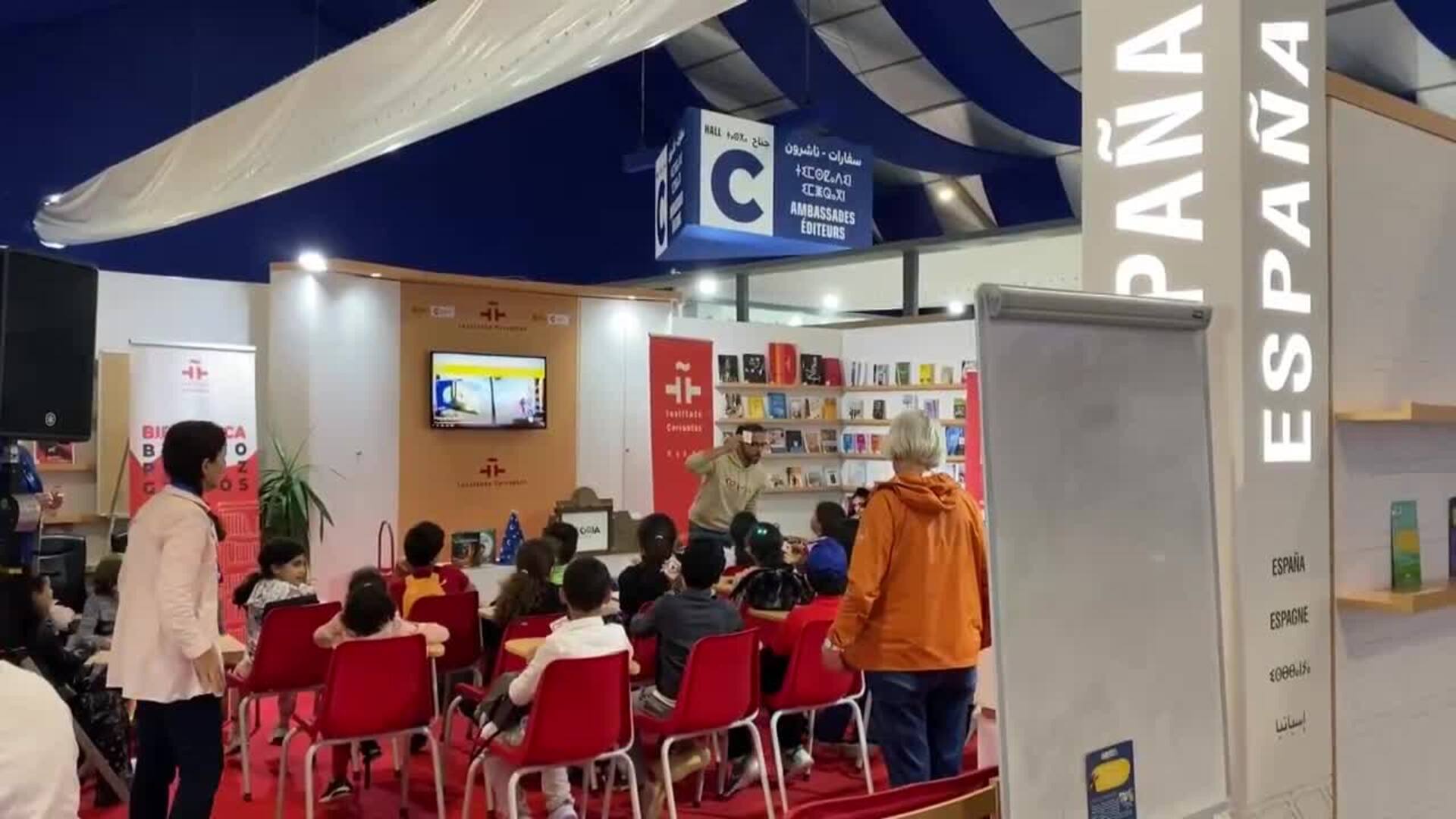 Niños en Rabat inventan el final de un cuento en un taller de escritura en español