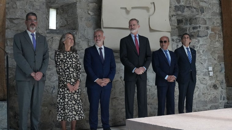 El alcalde de San Sebastián, Eneko Goia; la delegada del Gobierno en el País Vasco, Cristina Garmendia; el ministro de Política Territorial y Memoria Democrática, Ángel Víctor Torres; el Rey Felipe VI; el presidente de la Fundación Chillida Belzunce, Luis Chillida y el presidente ejecutivo de Telefónica, José María Álvarez-Pallete