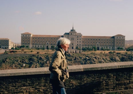 Imagen secundaria 1 - De arriba abajo, doble retrato que Warhol realizó a Vijande; el artista neoyorkino en Toledo, fotografiado por Teresa Nieto; y uno de las  'imágenes alteradas' que Makos hizo de Warhol