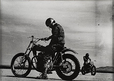 Imagen secundaria 1 - De arriba abajo 'Sin título. Ánima. Silueta de Cohetes', de Ana Mendieta, de 'Expanded with' (Castello di Rivoli); retrato de Michael Heizer, de Gorgoni en 'Expanded. El paisaje del arte', en GAM; y 'Cascada', de Teresita Fernández, en 'Expanded without', en OGR Torino