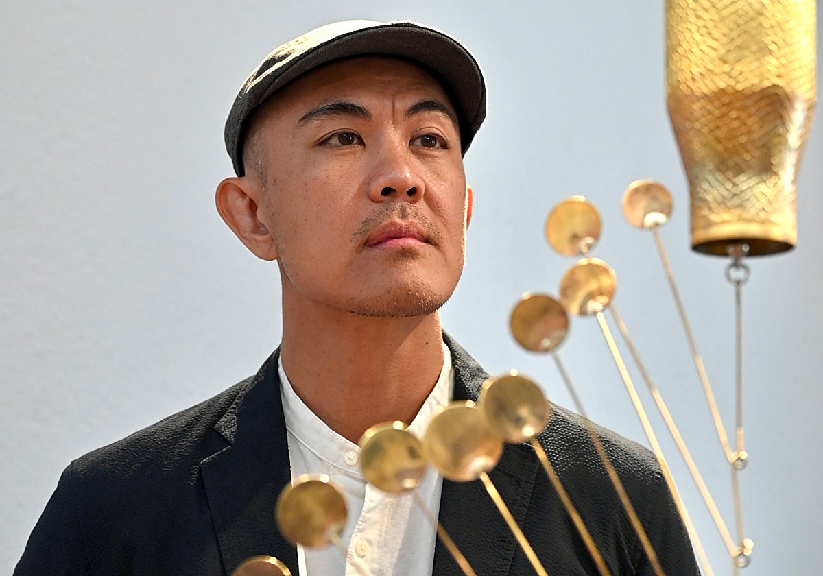 El artista con sus esculturas en Barcelona