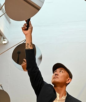 Imagen secundaria 2 - Distintos momentos de la presentación de la muestra del artista vietnamita en la Fundación Miró