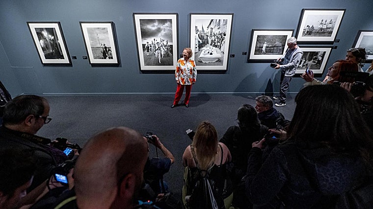 Cristina García Rodero, en la exposición rodeada de fotógrafos y periodistas