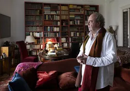 Xavier Güell, director de orquesta y escritor, en su casa