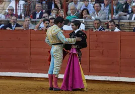 Morante brinda y bendice a Manuel Román, elevado en Los Califas ante un superlativo novillo de El Parralejo