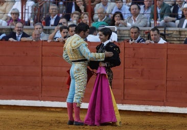 Morante brinda y bendice a Manuel Román, elevado ante un superlativo novillo de El Parralejo