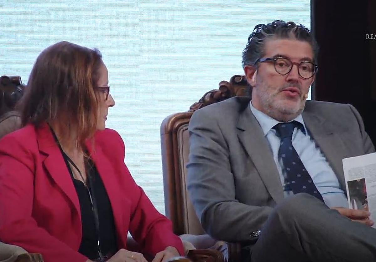 Julián Quirós, director de ABC, en la RAE. A la izquierda, María Peral, adjunta al director de 'El Español'