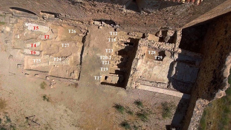 Vista aérea del cementerio del Corral de los Condes del castillo de Zorita