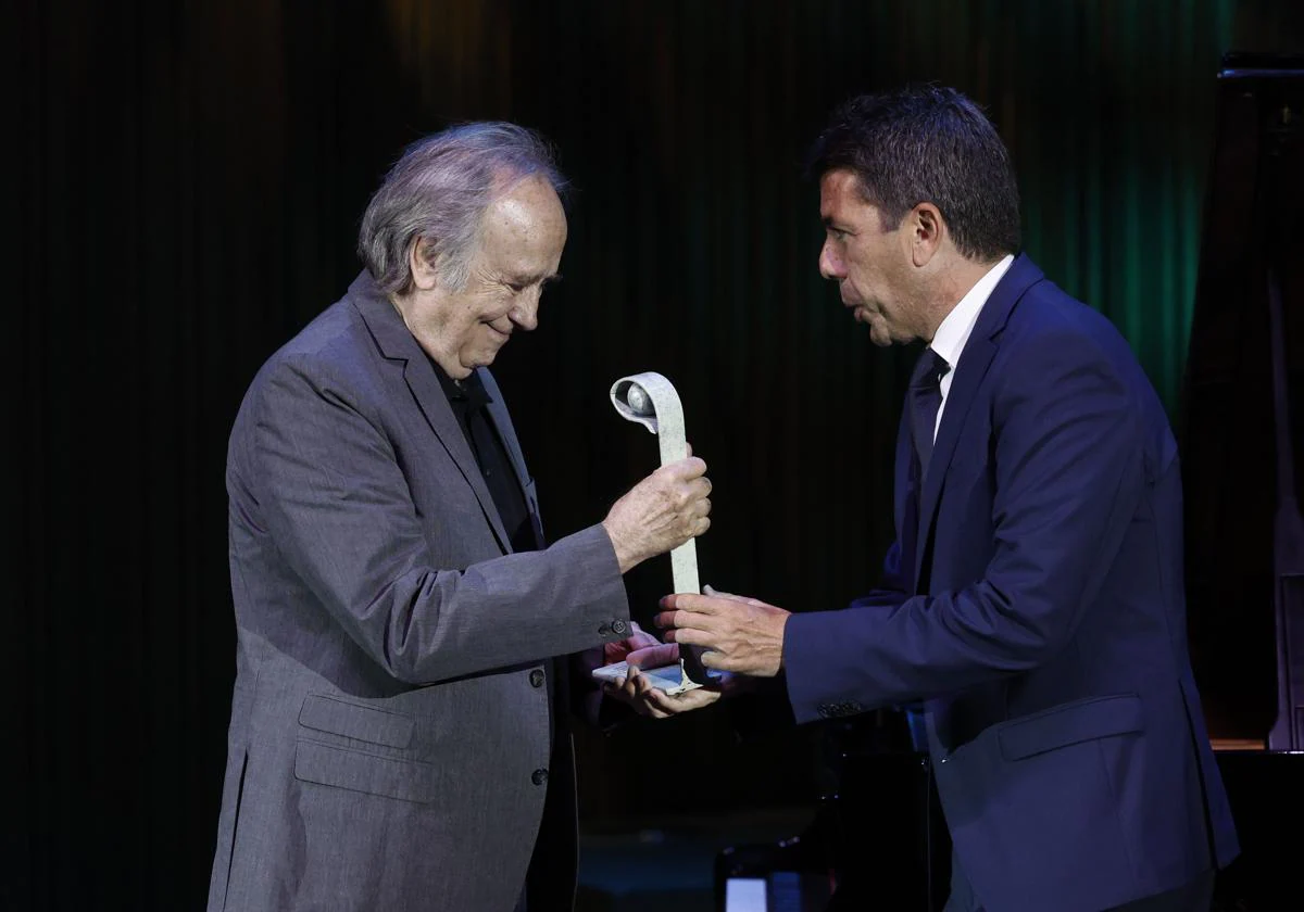 Joan Manuel Serrat recoge su premio de manos de Carlos Mazón