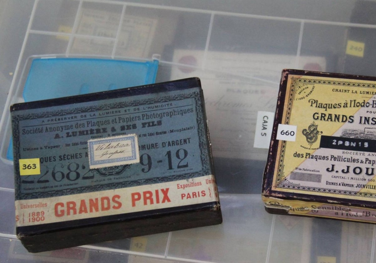 Placas del archivo Conde de Manila, a su llegada al IPCE en 2017
