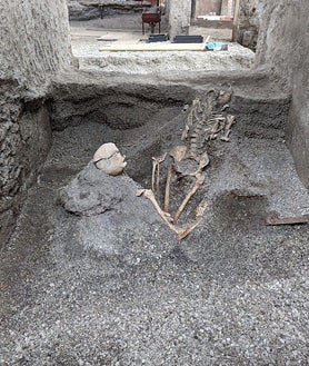 Imagen secundaria 2 - Fresco de un niño descubierto en una de las habitaciones de la Casa de los Pintores y dos víctimas de la erupción del Vesubio