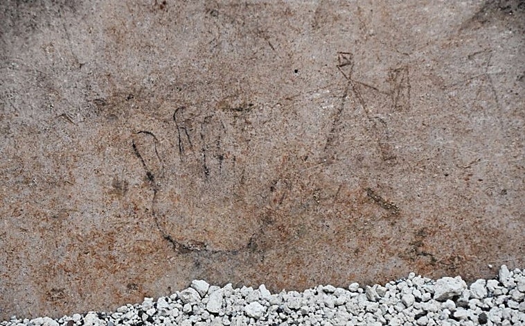 Imagen principal - Algunos de los diseños descubiertos en las paredes de un patio durante las excavaciones en la ínsula de los Castos Amantes 