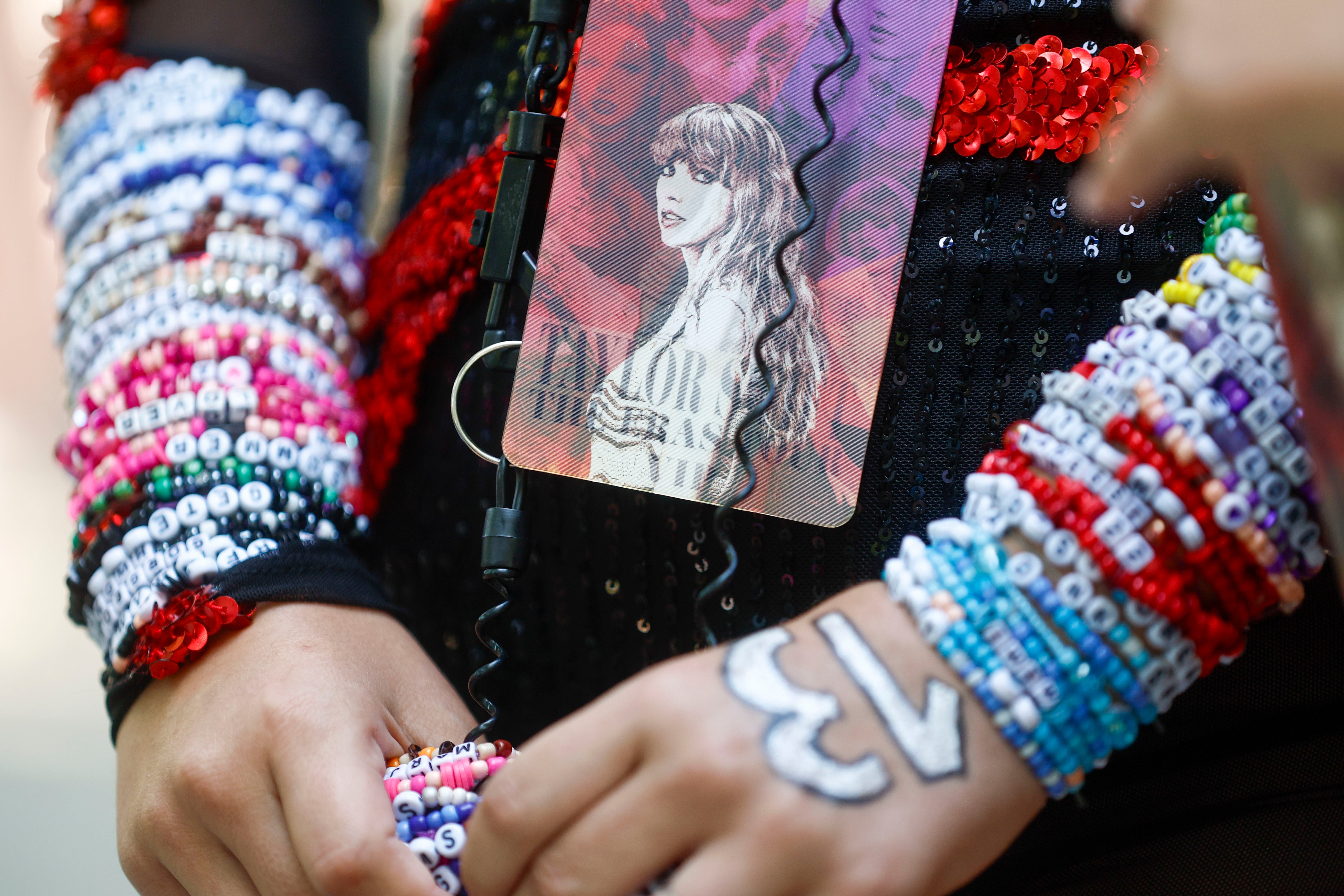 Una seguidora en los aledaños del Bernabéu