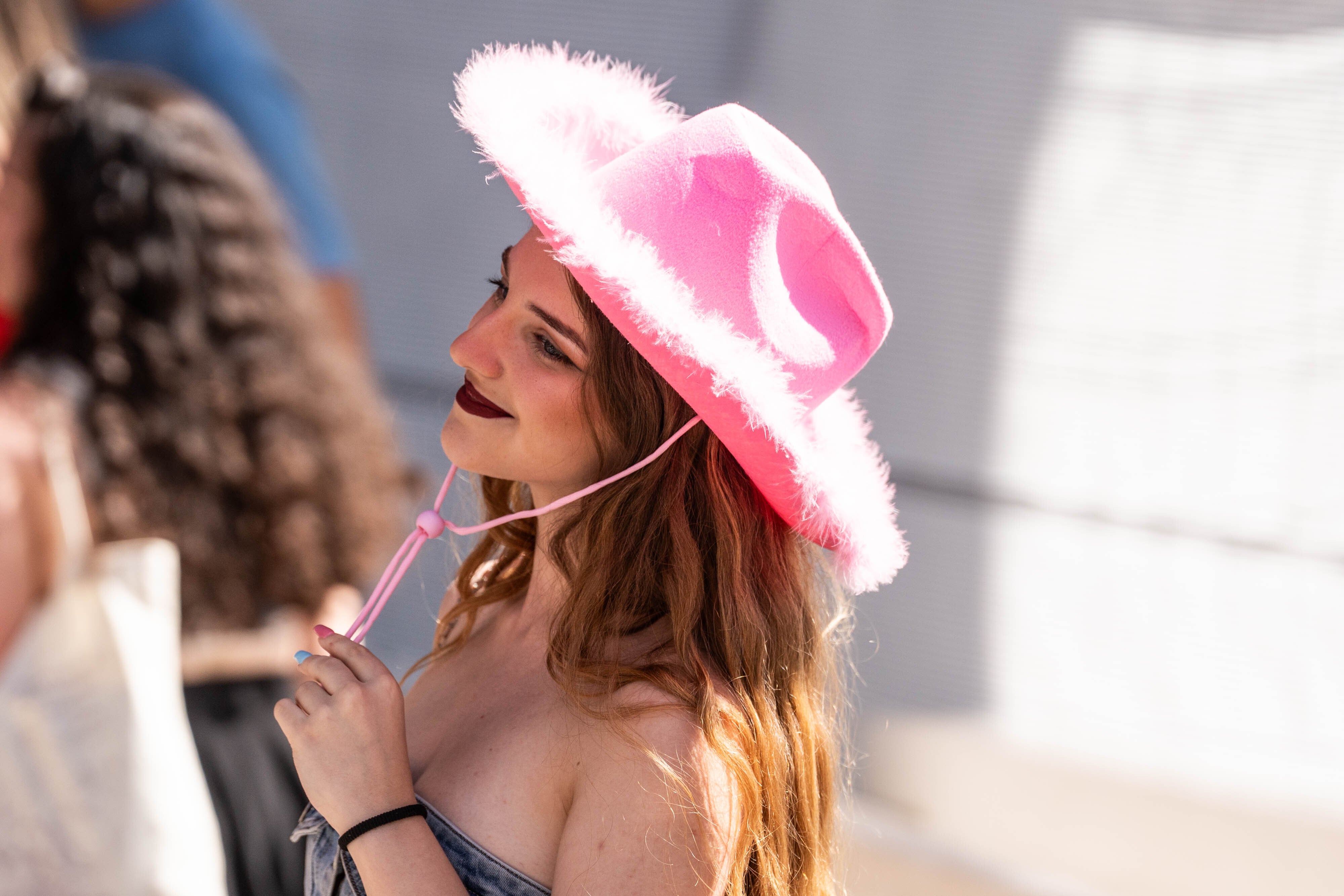 Una chica espera para acceder al concierto