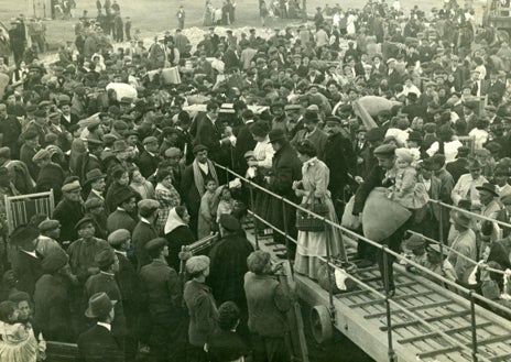 Imagen secundaria 1 - De arriba abajo, 'Una sala del hospital durante la visita del médico en jefe', de Luis Jiménez Aranda; 'Embarque de emigrantes hacia América del Sur en el puerto de Barcelona', foto de Frederic Ballell Maymí; y 'En la artesa', de Pablo Gargallo