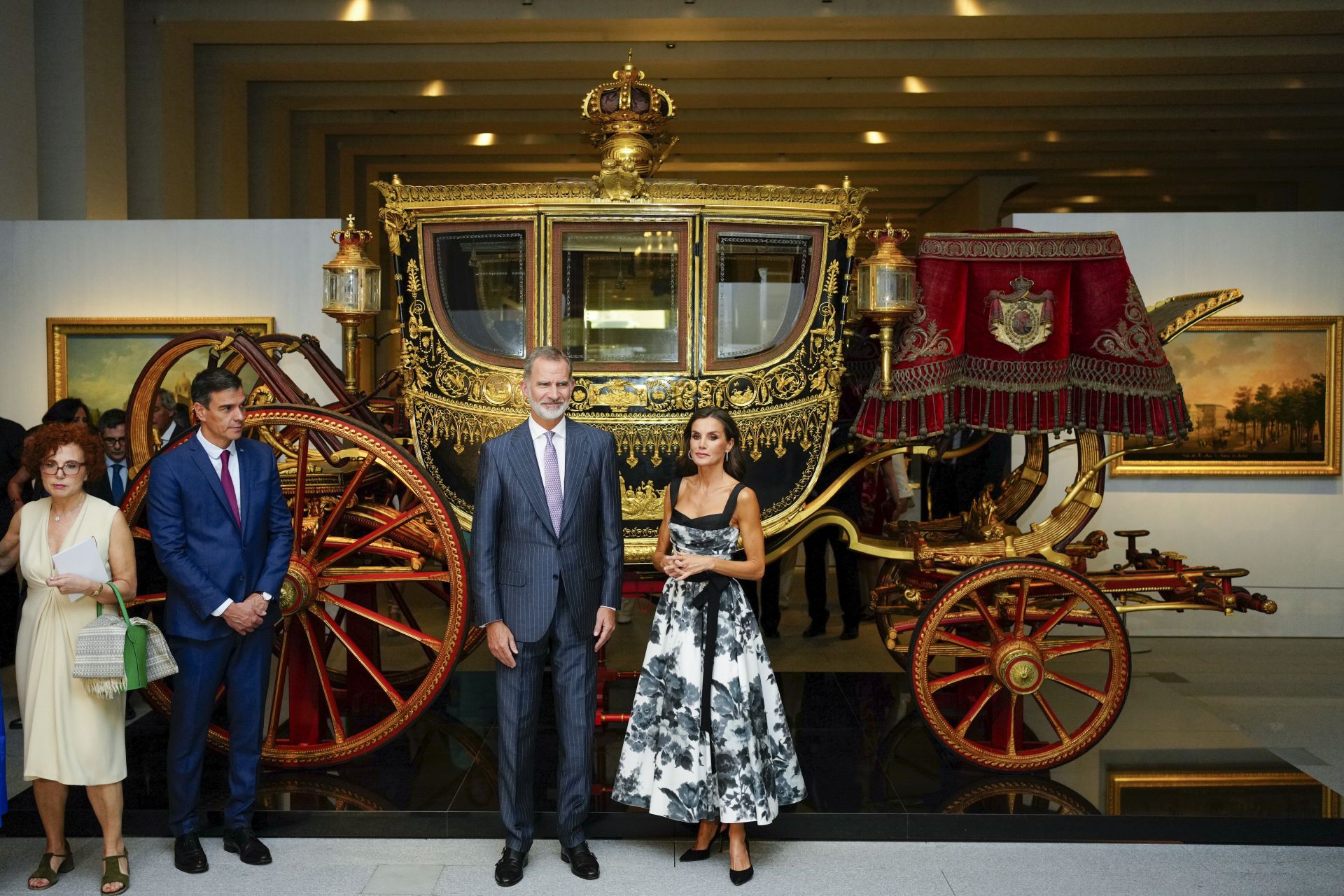 Los Reyes Felipe VI y Doña Letizia, acompañados por el presidente del Gobierno, Pedro Sánchez en la inauguración de la Galería de las Colecciones Reales