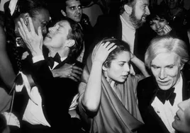 Roy Halston, la fotógrafa Bianca Jagger, Jack Haley Jr. y su esposa Liza Minnelli y el artista Andy Warhol durante la Nochevieja y la llegada del Año Nuevo en la discoteca Studio 54