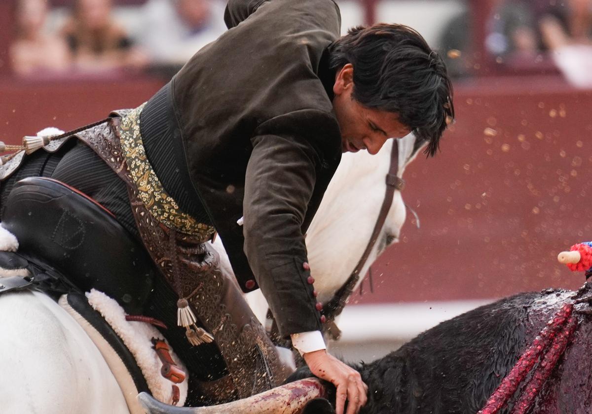 La rejoneadora francesa Lea Vicens en su faena al primero de su lote durante la corrida de rejones