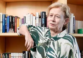 Pilar Cernuda, fotografiada con su biblioteca
