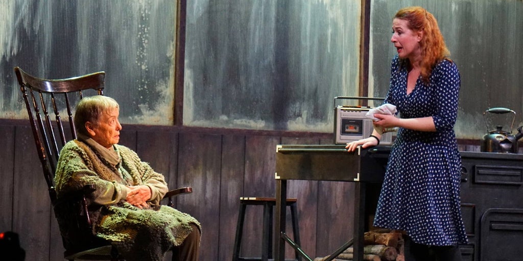 'Leenane'nin Güzellik Kraliçesi', zehirli bir bağımlılıkla eziyet edilen ve damgalanan iki karakterin hikayesi