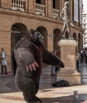 Imagen secundaria 2 - De arriba abajo, obra de la serie 'Agony in the Garden', de Lúa Ribeira; 'En las eras. Escober' (1988), de Cristina García Rodero; e imagen de Cristina de Middel para 'Llibrets de Festes'