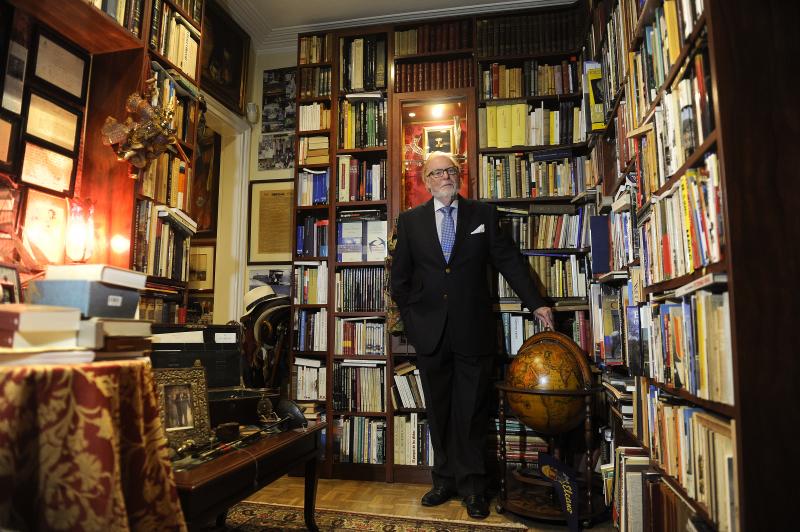 Mauricio Wiesenthal (Barcelona, 1943) en su biblioteca