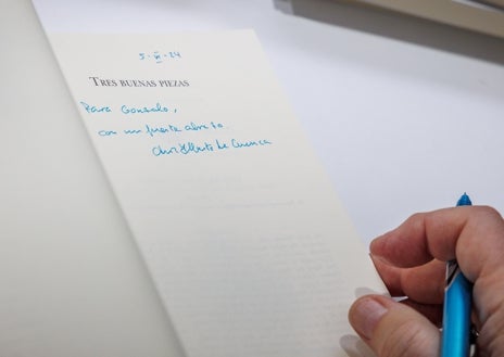 Imagen secundaria 1 - Sergio Ramírez y Luis Alberto de Cuenca firmando ejemplares durante la Feria del Libro