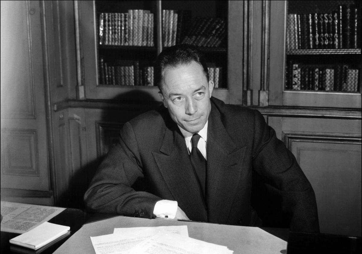 Albert Camus posa en París tras el anuncio de su concesión del Premio Nobel de Literatura