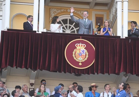 El Rey saluda a su llegada a la plaza, acompañado por Ayuso y María Rey