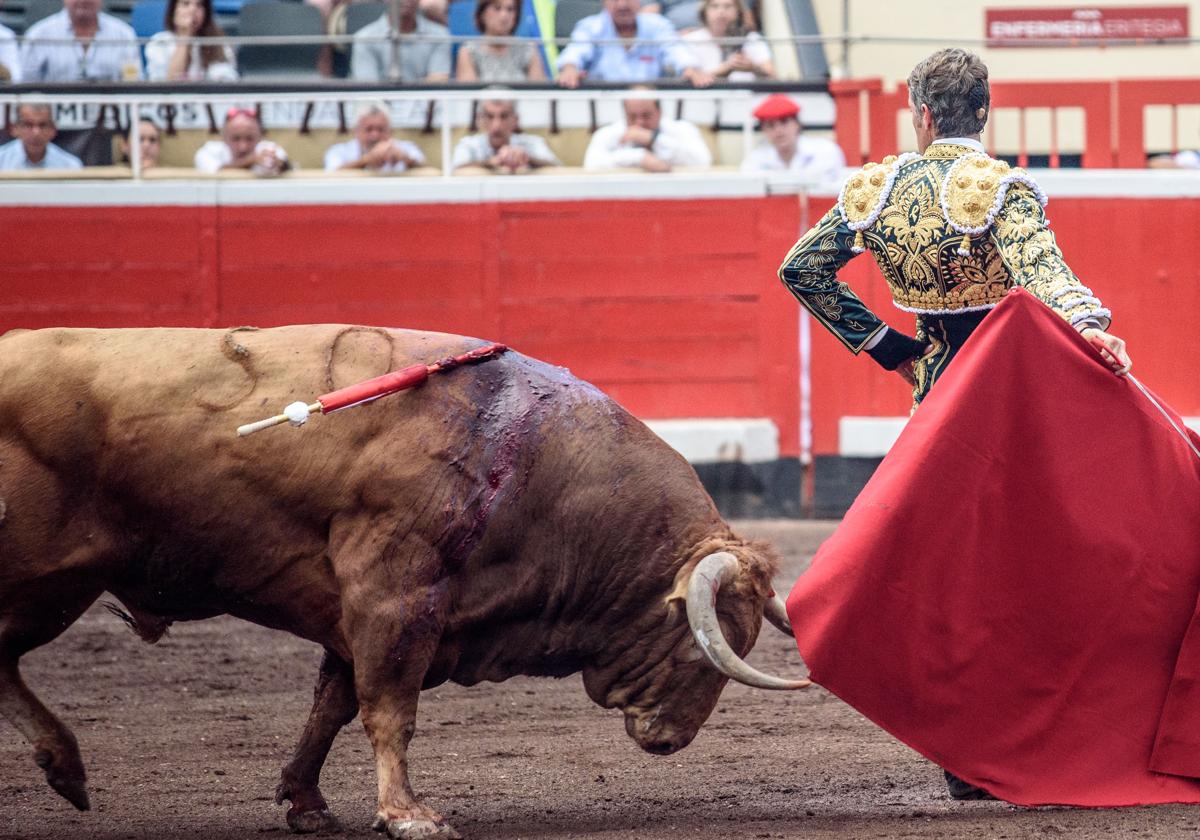 El torero Gómez del Pilar durante la corrida de toros de la Feria de San Isidro, con toros de la ganadería de José Escolar para los diestros Fernando Robleño, Gómez del Pilar y Damián Castaño, este martes en la Plaza