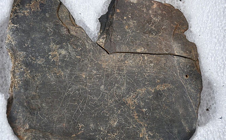 Imagen principal - En la pieza de pizarra se hicieron bocetos con escenas, caras y elementos que después se plasmarían en marfiles u orfebrería