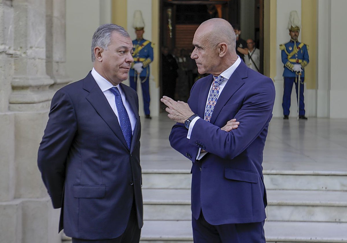 José Luis Sanz y Antonio Muñoz, durante la toma de posesión del primero como alcalde