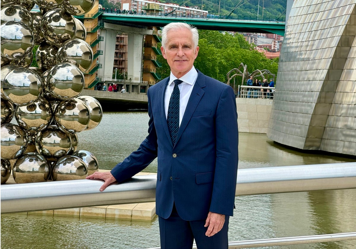 Juan Ignacio Vidarte, en el exterior del Museo Guggenheim Bilbao