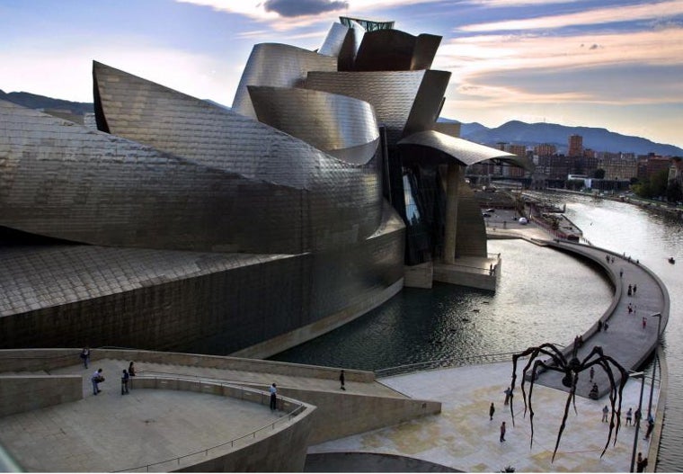 Panorámica de la fachada de titanio del Guggenheim Bilbao, con 'Mamá', la inquietante araña de Louise Bourgeois en primer plano