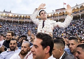 A Fernando Adrián le toca la lotería con Garcigrande y logra su tercera Puerta Grande consecutiva