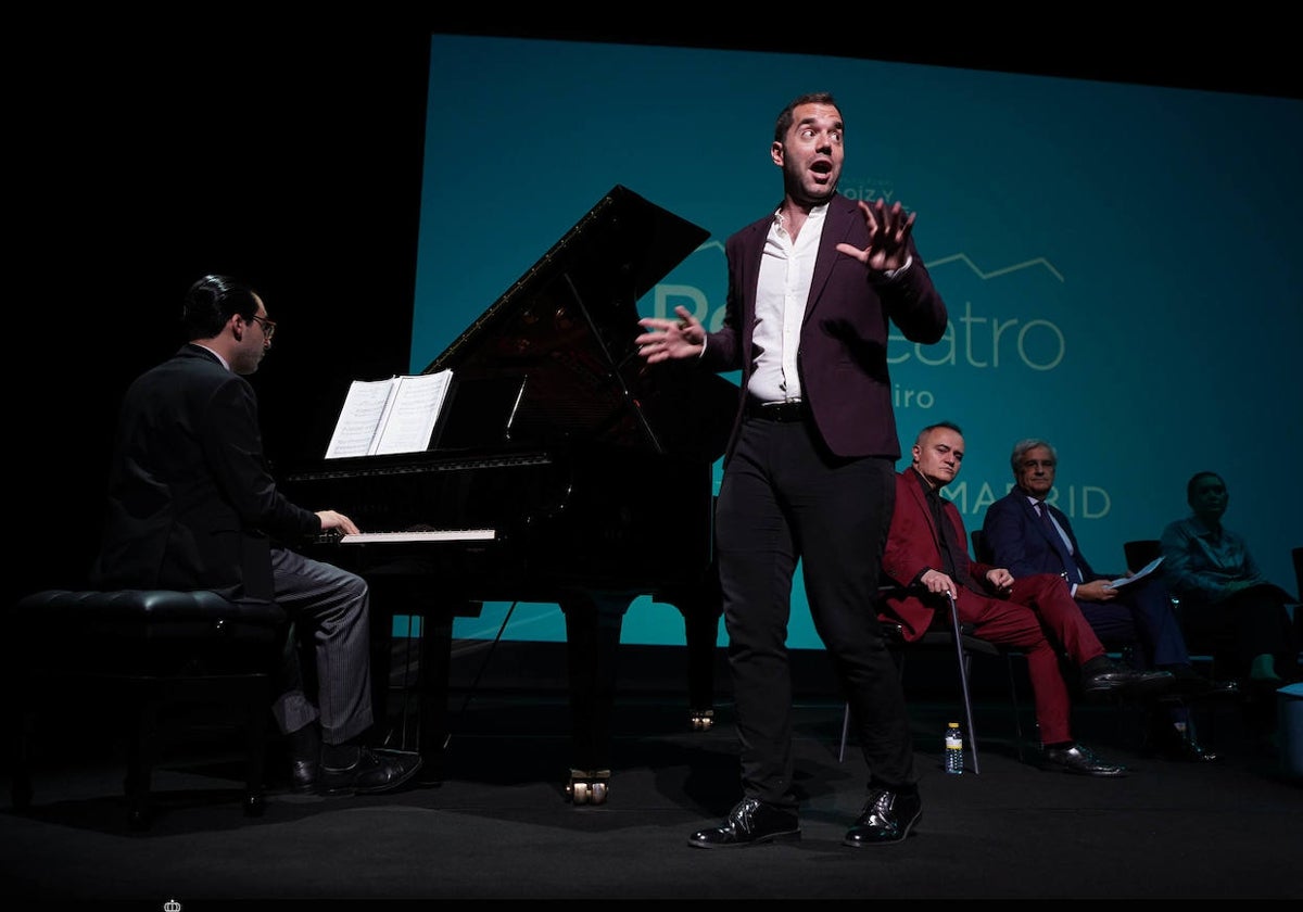 El barítono Javier Povedano, acompañado por el pianista Gonzalo Villaruel, durante la presentación de la temporada