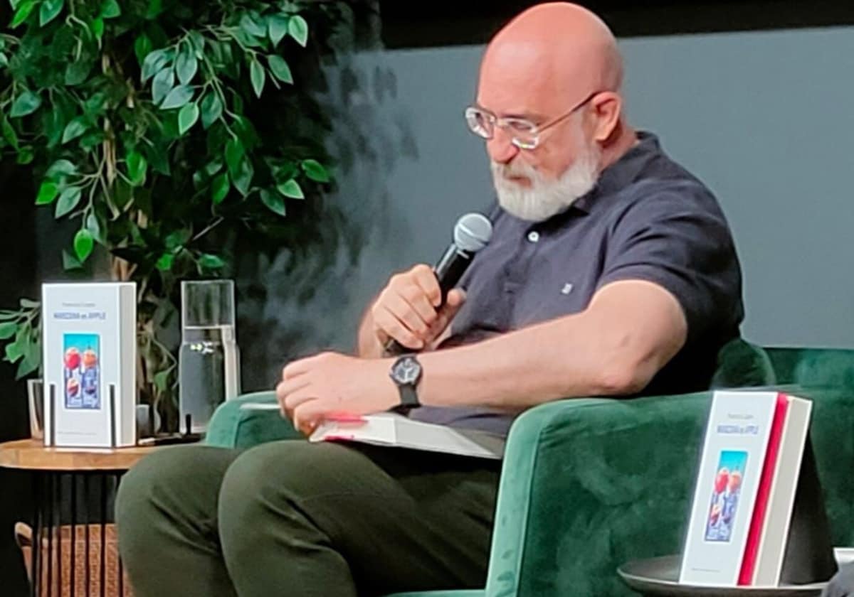 Francisco Carpio en la presentación de su libro