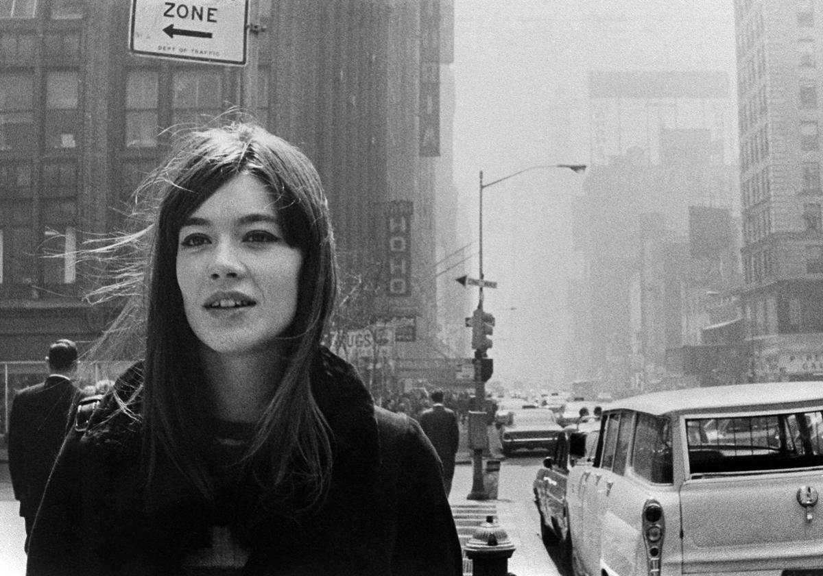Françoise Hardy camina en Nueva York. Foto de 1965, de Vogue
