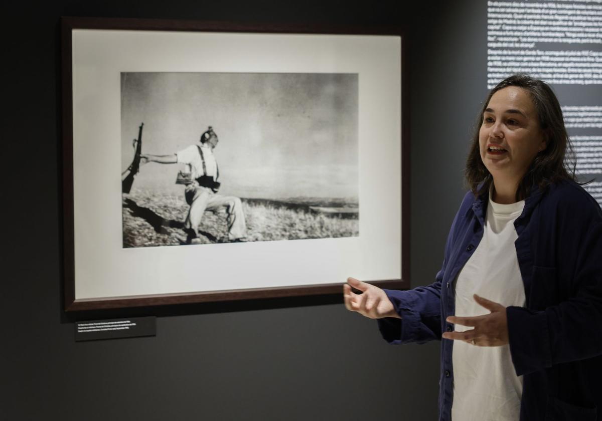 La presidenta de la agencia Magnum Photos, Cristina de Middel, junto a la mítica foto 'Muerte de un miliciano' de Robert Capa