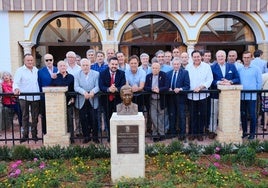 Gines homenajea al torero Manolo Cortés con un busto realizado por Luis Álvarez Duarte