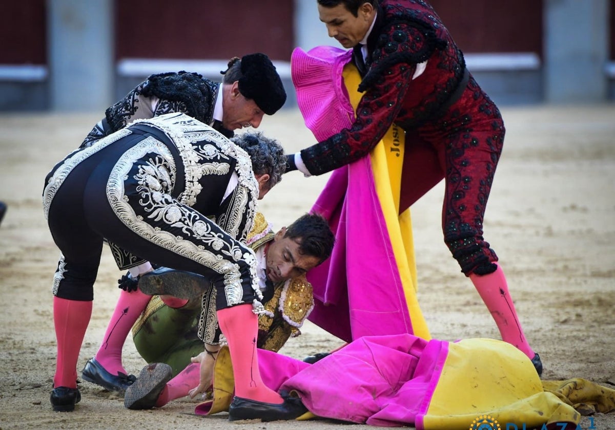 Ureña llevado a la enfermería por las cuadrillas